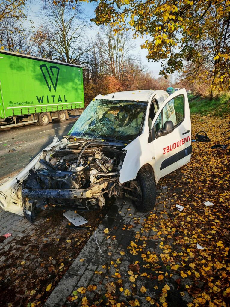 i ki arac arasinda onden carpisma suruculerden birinin durumu agir 21342