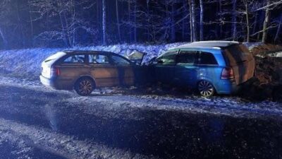 I ki arac onden carpisti aralarinda dort cocugun da bulundugu 7 kisi yaralandi 25084