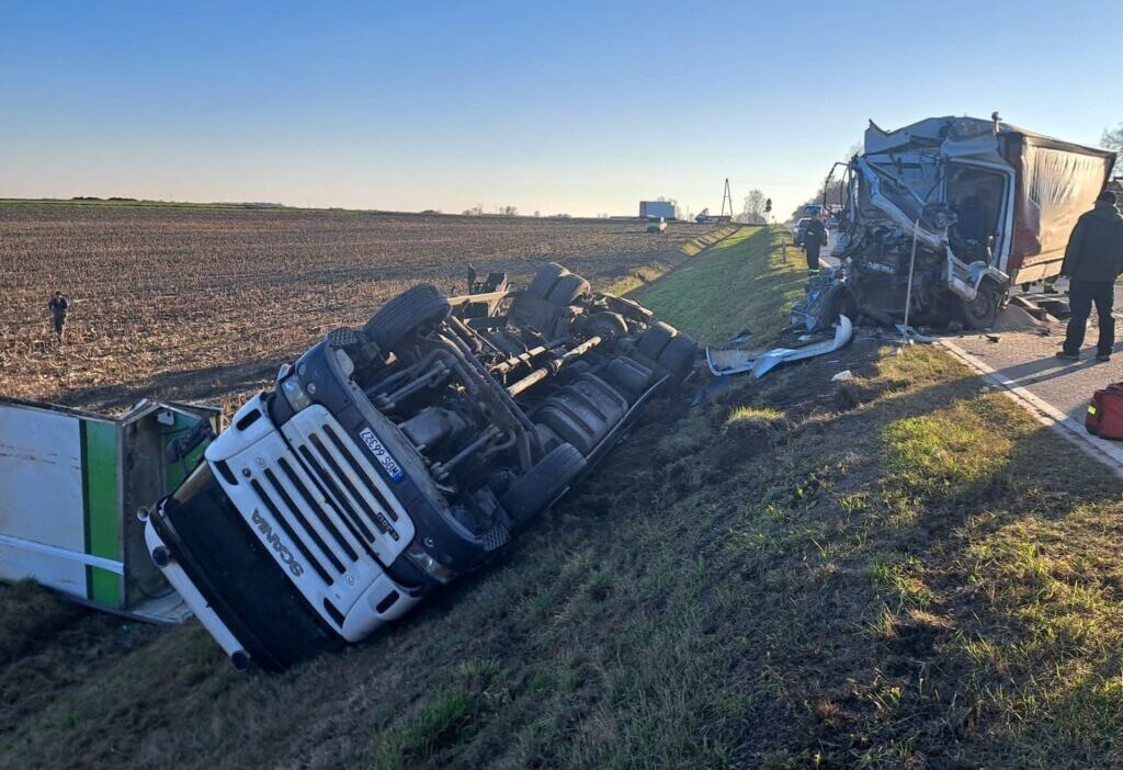 I ki kamyon arasinda ciddi carpisma araclardan biri yan yatarak devrildi ve bir hendege dustu 21853