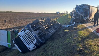 I ki kamyon arasinda ciddi carpisma araclardan biri yan yatarak devrildi ve bir hendege dustu 21853