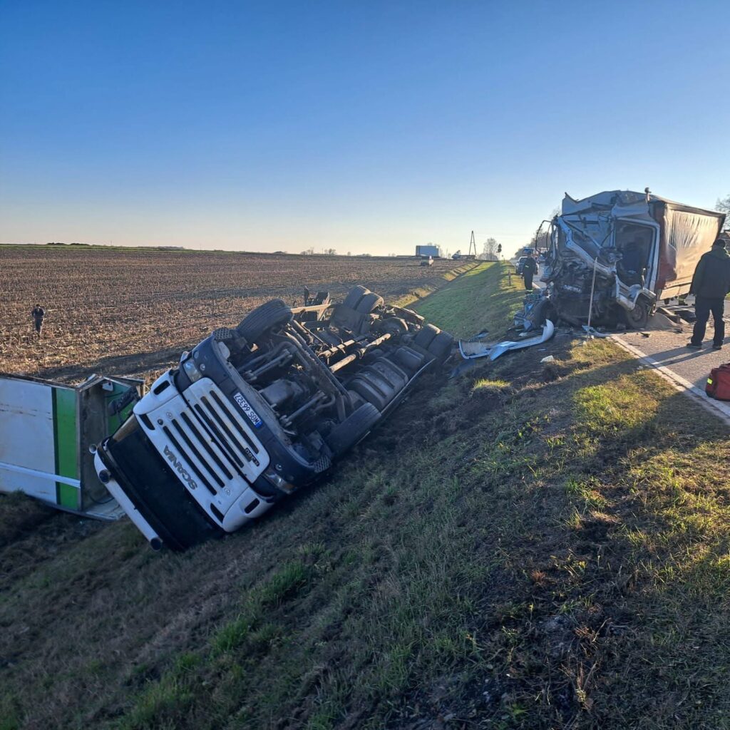 i ki kamyon arasinda ciddi carpisma araclardan biri yan yatarak devrildi ve bir hendege dustu 21853
