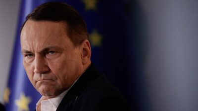 İnternet kavgası. Sikorski, matecki'ye sertçe baktı: sanki adamın üzerine ölü bir kokarca atılmış gibi 3 I nternet kavgasi sikorski matecki ye sertce bakti sanki adamin uzerine olu bir kokarca atilmis gibi 25051