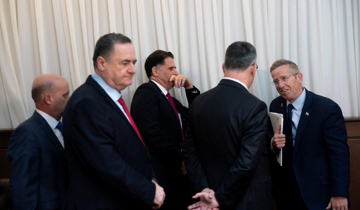 I srail savunma bakani ndan lubnan a sert cagri atesle oynuyorlar 20703