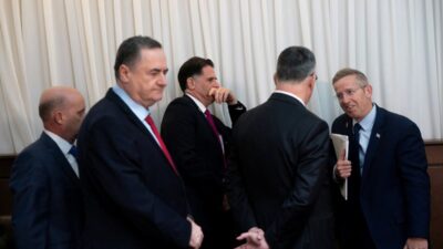 I srail savunma bakani ndan lubnan a sert cagri atesle oynuyorlar 20703