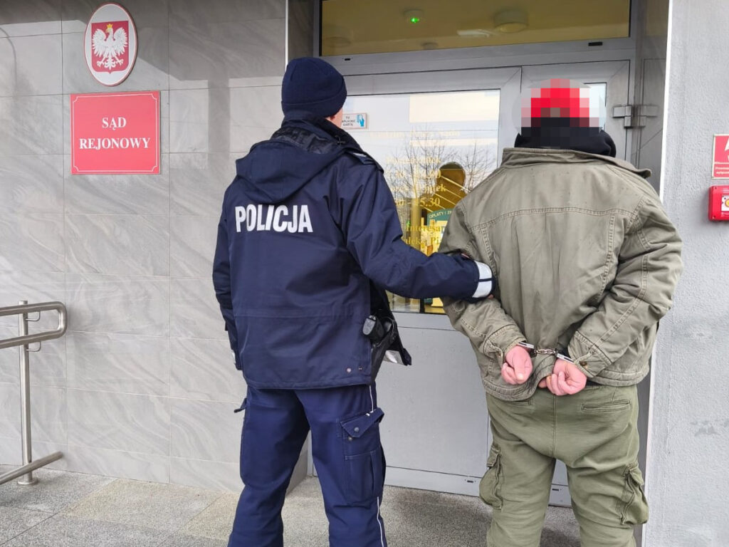 i stismara ugramis ebeveynler simdi parmakliklar ardinda 25972