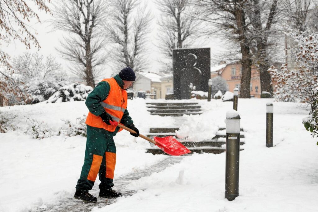 imgw acil uyarilari guney polonya da kar ve buz merkezde sis 24917