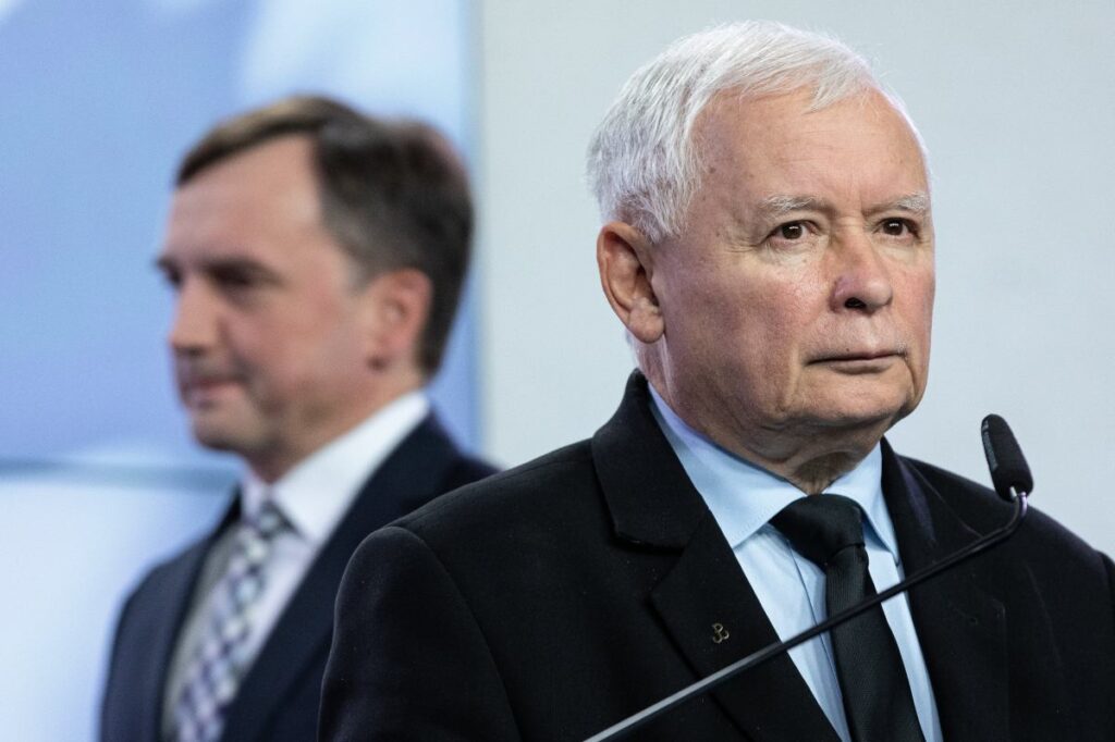 kaczynski hukumetin ahlaki iflasi hakkinda gurluyor gulumseyen basbakani elestiriyor 22416