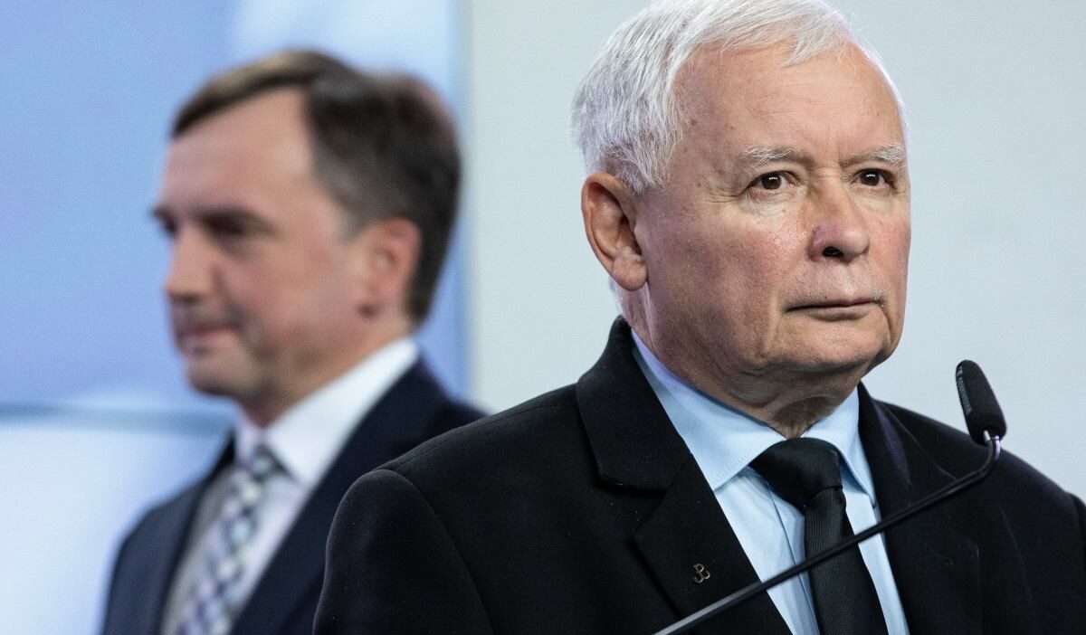 Kaczynski hukumetin ahlaki iflasi hakkinda gurluyor gulumseyen basbakani elestiriyor 22416