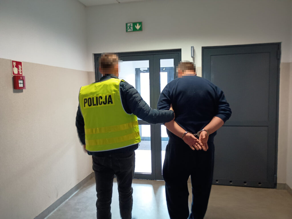 kamu gorevlisinin vucut butunlugunu ihlal etmek mala zarar vermek ve zorbalik yapmaktan 36 yasindaki cocuga 3 ay hapis cezasi 24434