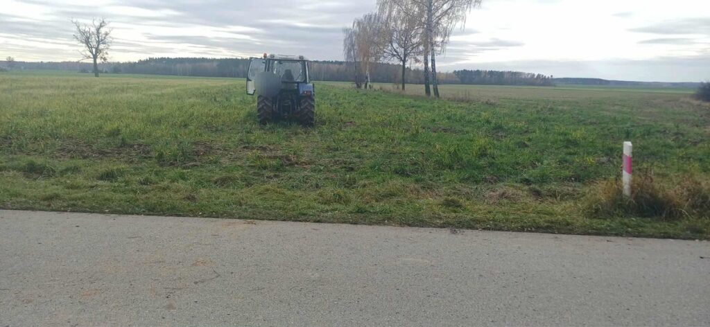 Kamuya acik yola bir halat germisler bir traktore ve bir agaca baglamislardir bir araba halata carpti halat koptu ve her iki adama da carpti 22659