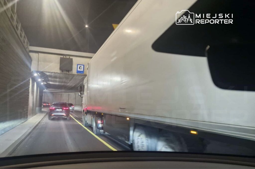 Kamyon jerozolimskie caddesi ndeki tunele girmek istedi trafik tikandi trafik sikisikligi 4 kilometre uzunlugunda 26297