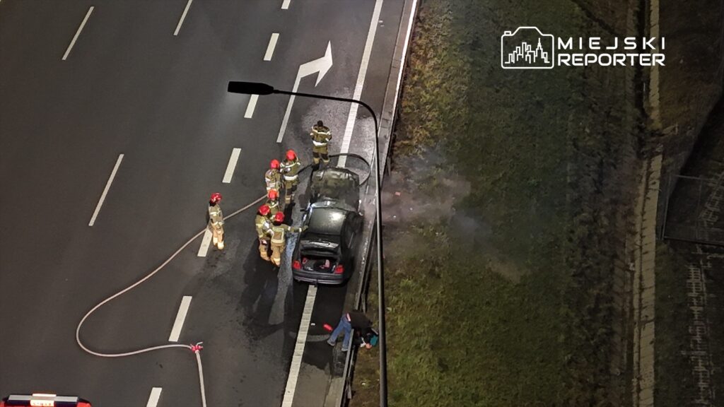 Kaputun altından çıkan duman ve alevler - s8'de bir araç yangını. İtfaiye müdahalesi 1 Kaputun altindan cikan duman ve alevler s8 de bir arac yangini i tfaiye mudahalesi 20799