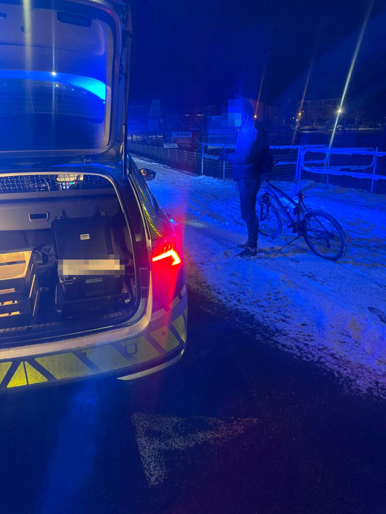 karli sokaklarda hizli adimlarla ilerlediler 25922