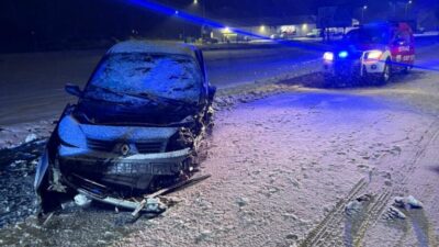Karlı yolda iki araç kafa kafaya çarpıştı. Üç kişi yaralandı 2 Karli yolda iki arac kafa kafaya carpisti uc kisi yaralandi 25863