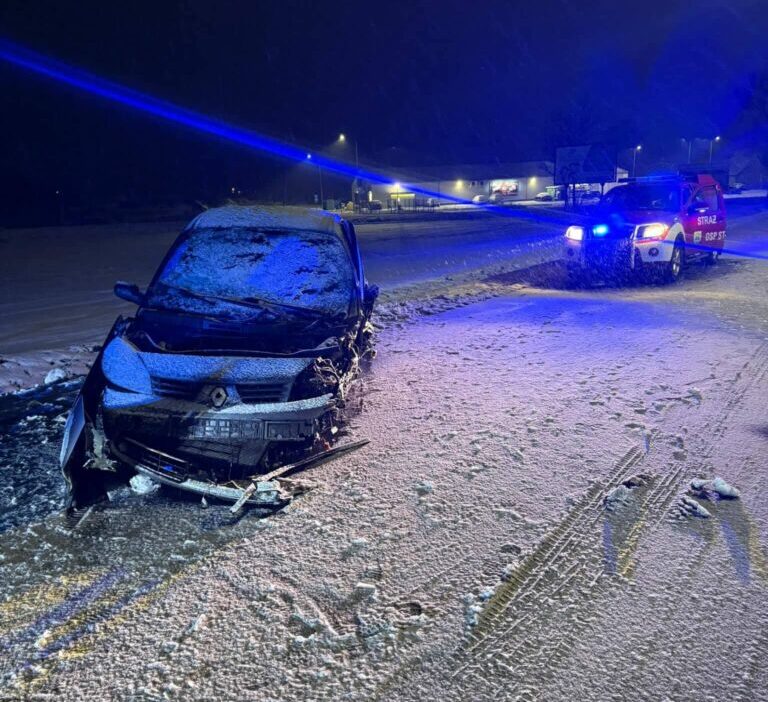 Karli yolda iki arac kafa kafaya carpisti uc kisi yaralandi 25863