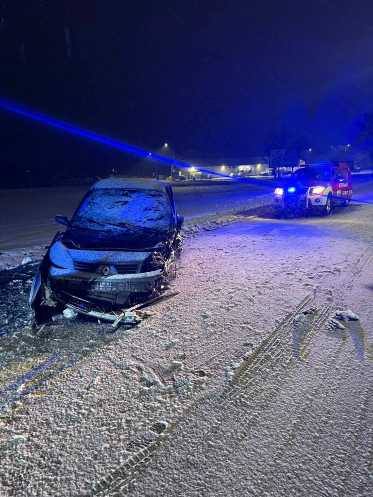 karli yolda iki arac kafa kafaya carpisti uc kisi yaralandi 25863