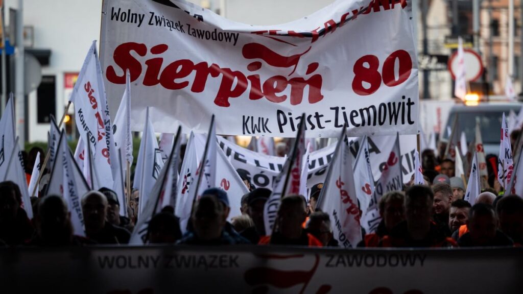 katowice de buyuk protesto sendikacilar sokaklara dokuldu bunlarin arasinda isciler 21155