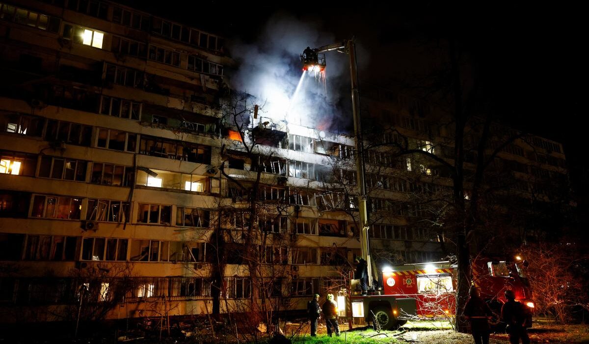 Kiev'de dehşet dolu bir gece. Rusya başkente büyük bir saldırı başlattı. Korzhal roketleri kullanıldı. 1 Kiev de dehset dolu bir gece rusya baskente buyuk bir saldiri baslatti korzhal roketleri kullanildi 25442