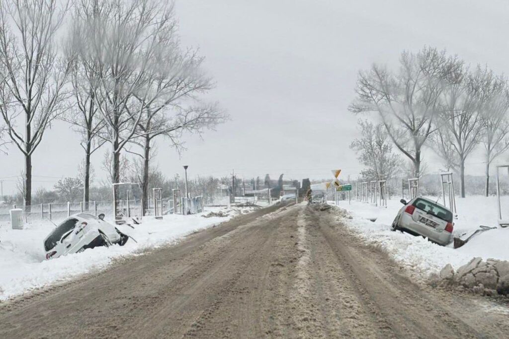 kisin saldirisi suruculeri hazirliksiz mi yakaladi kazalar carpmalar ve devrilen agaclar imgw uyarilari var 25845