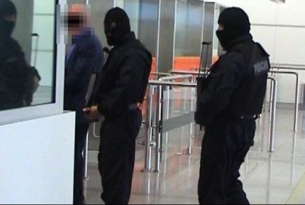 kizinin eski erkek arkadasinin oldurulmesini emretti kancayi cozmesini istedi 26730