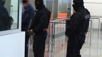 Kızının eski erkek arkadaşının öldürülmesini emretti. "kancayı çözmesini" istedi. 2 Kizinin eski erkek arkadasinin oldurulmesini emretti kancayi cozmesini istedi 26730