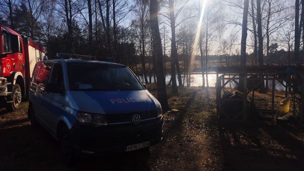 Kopekleri sik sik kacarmis avci onlari vurdu ve gole atti 25637