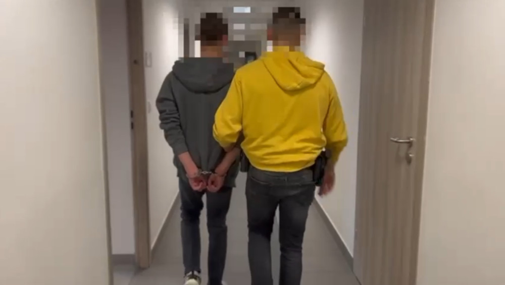 Kopru altinda soygun 17 yasinda dort cocuk gozaltinda 16 yasinda cocuk yurdunda 18 yasindaki bir cocugu dovduler failler onu tekmeledi ve yuzune ve govdesine vurdu 21784