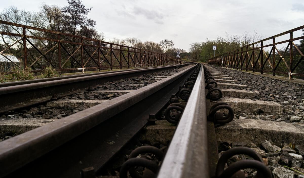 Koszalin'de meydana gelen olay. Tren makinisti rayların yanında şüpheli bir cisim fark etti 1 Koszalin de meydana gelen olay tren makinisti raylarin yaninda supheli bir cisim fark etti 25096