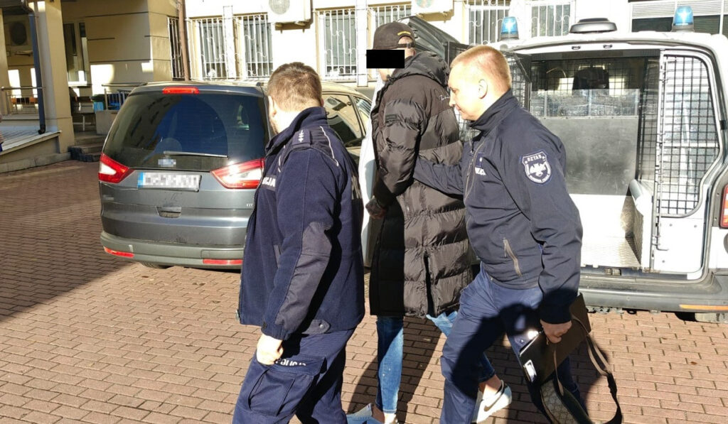 Koyu renkli cam mahkeme yasagi ve iki yasak mektubu vardi 21227