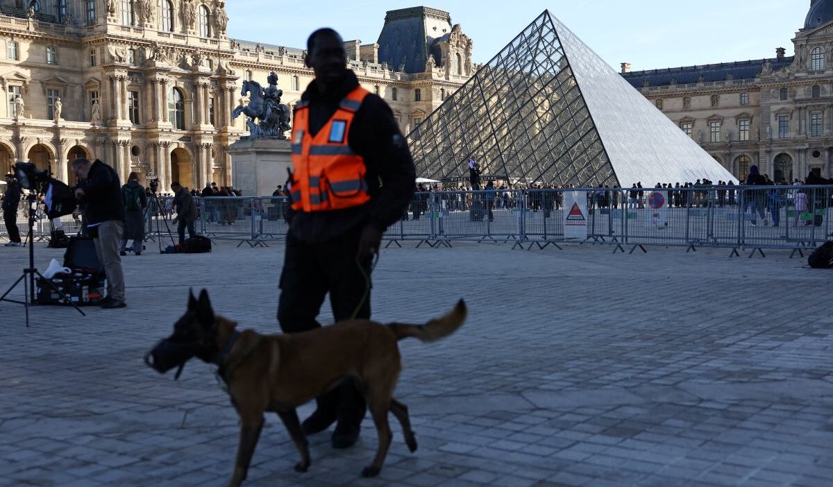 Louvre dan mucevher hirsizligi kadin suc ortakligiyla suclandi 20619