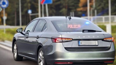 M awa speed grubundan polis memurlari is basinda video kayit cihazina sahip yeni bir isaretsiz skoda yollarda 21545