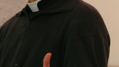 Małopolska'daki papaz evinde şok edici sahneler. Rahip hırsızlar tarafından saldırıya uğradı 4 Ma opolska daki papaz evinde sok edici sahneler rahip hirsizlar tarafindan saldiriya ugradi 25689