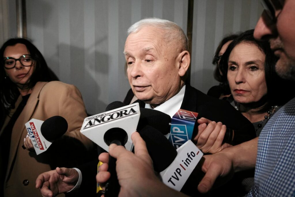 mahkeme jaroslaw kaczynski davasinda kararini verdi komosa hukuk ve adalet partisi baskani ni bir polis memurunu dovmekle suclamisti 23236