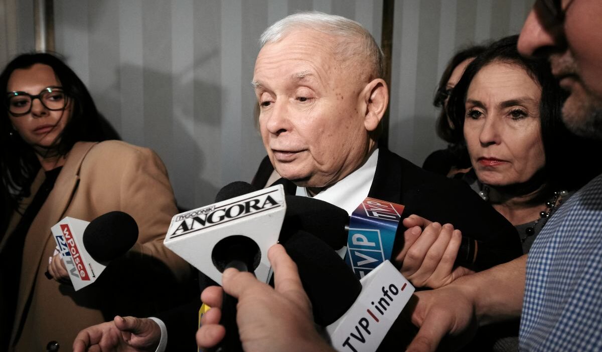 Mahkeme jaroslaw kaczynski davasinda kararini verdi komosa hukuk ve adalet partisi baskani ni bir polis memurunu dovmekle suclamisti 23236