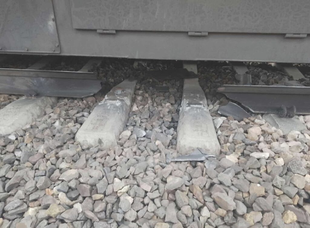 mazovia daki tren kazasina bir adim kaldi kritik altyapida hasar abw de dahil olmak uzere sahada cok sayida hizmet bolge kordon altina alindi 23531