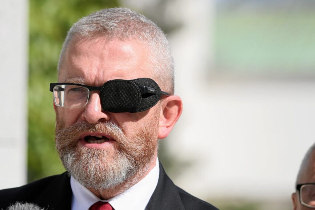 medya polonyali asker kacaginin adini tasiyan belarus vakfi grzegorz braun u onurlandirdi 21116