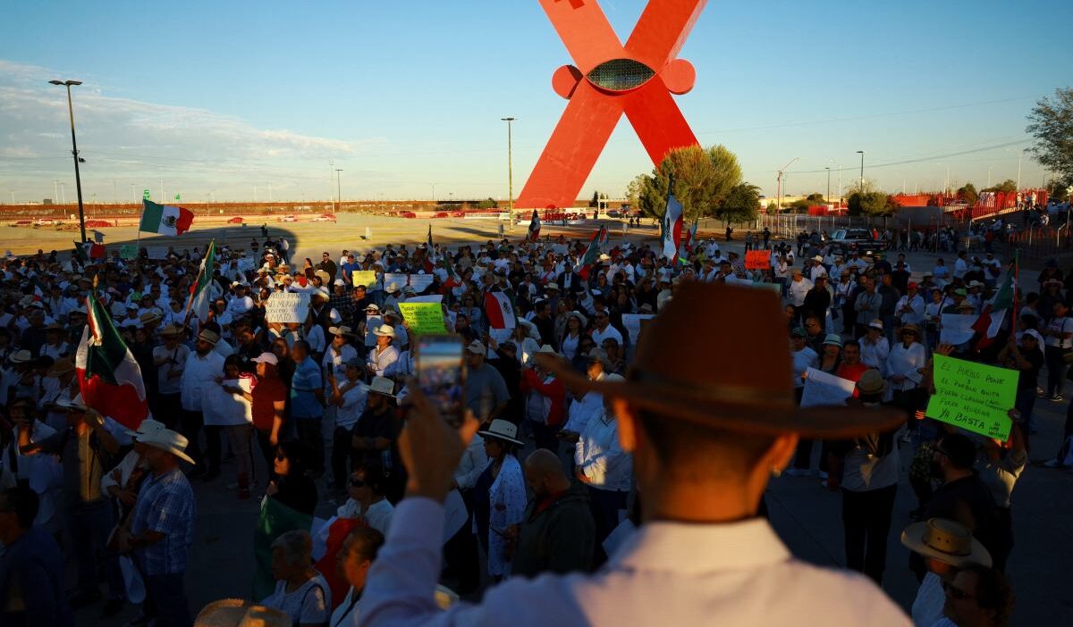Meksika da binlerce kisi protesto gosterisi duzenledi cogu polis memuru 120 kisi yaralandi 23546