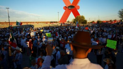 Meksika da binlerce kisi protesto gosterisi duzenledi cogu polis memuru 120 kisi yaralandi 23546
