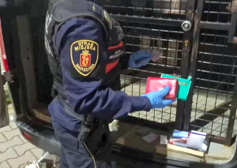 Metro m ociny duraginda 33 numarali tramvay hattinda sarhos yolcu baskasina ait cuzdanla uyuyakaldi ve dustu 24254