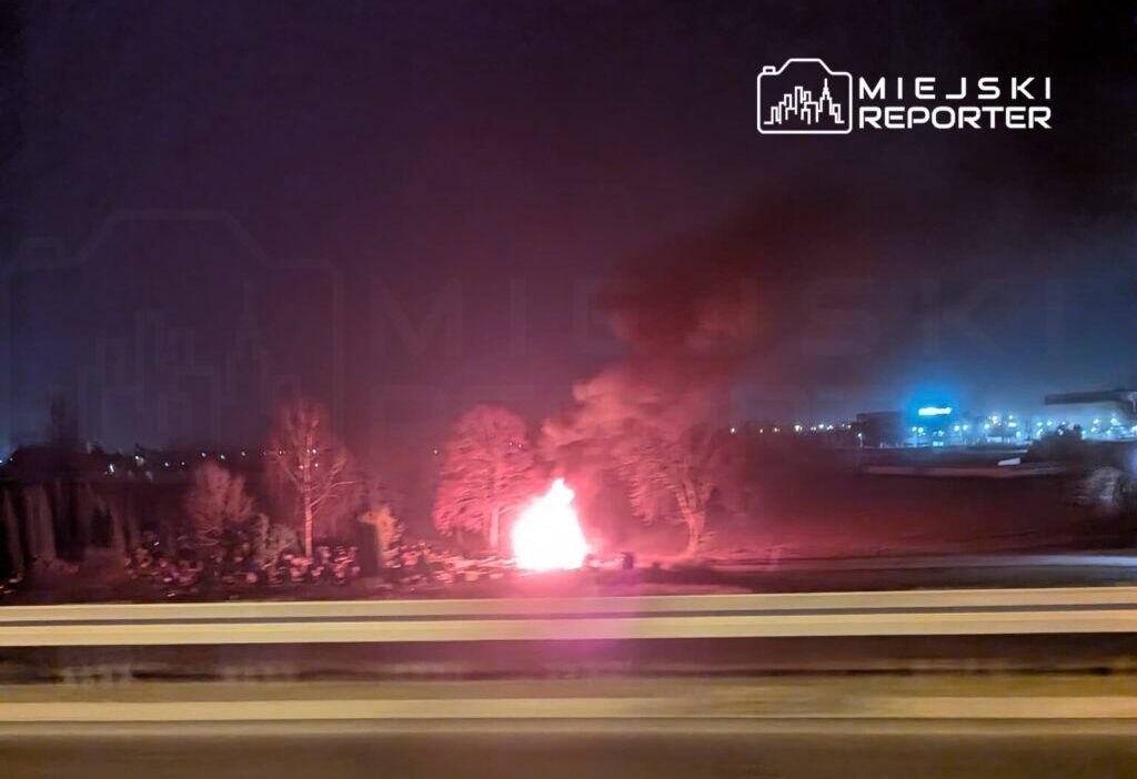 Mezarlik yakininda icinde mumlar bulunan bir minibuste yangin 24687