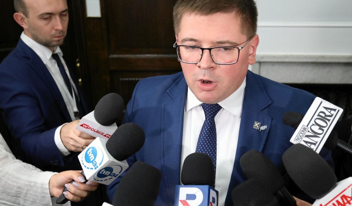 Milletvekili maaş bordrosu alır ve kazancından şikayet eder. "finansal bozulma". 1 Milletvekili maas bordrosu alir ve kazancindan sikayet eder finansal bozulma 26701