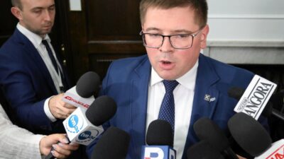 Milletvekili maaş bordrosu alır ve kazancından şikayet eder. "finansal bozulma". 4 Milletvekili maas bordrosu alir ve kazancindan sikayet eder finansal bozulma 26701