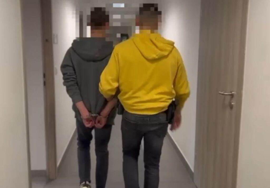 mokotow da soygun polis meslektaslarini dovduler soydular ve baygin halde kopru altina biraktilar 21847