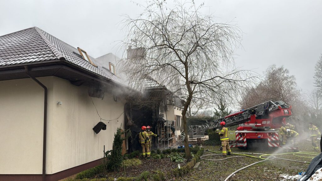 Mustakil bir binada yangin 8 itfaiye ekibi yanginla mucadele ediyor 25503