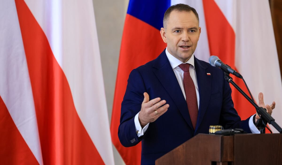 Nawrocki nin prag daki konusmasinin ardindan arbede cikti hukumet baskani azarliyor yeryuzune inmeye deger 25550