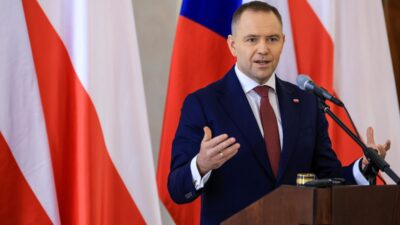 Nawrocki nin prag daki konusmasinin ardindan arbede cikti hukumet baskani azarliyor yeryuzune inmeye deger 25550