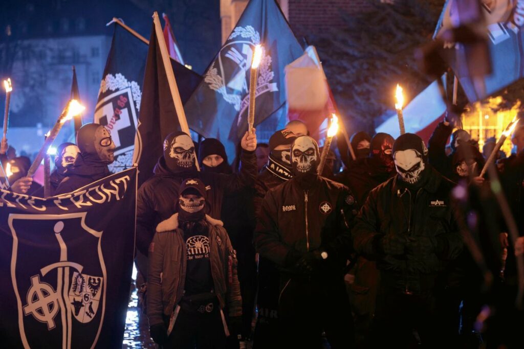 nazi sembolleri eski bir rahip bir filistinli ve bir at wroc aw daki yuruyus boyle gorunuyordu 22580