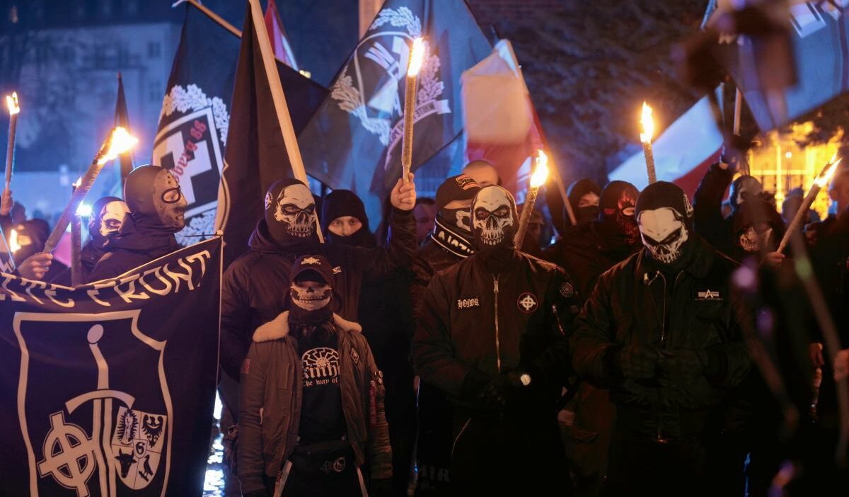 Nazi sembolleri eski bir rahip bir filistinli ve bir at wroc aw daki yuruyus boyle gorunuyordu 22580