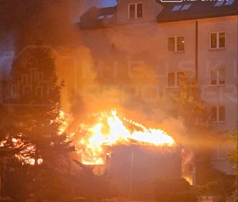 Ochota da bir cop kulubesinde yangin bes itfaiye ekibi yanginla mucadele ediyordu 26463