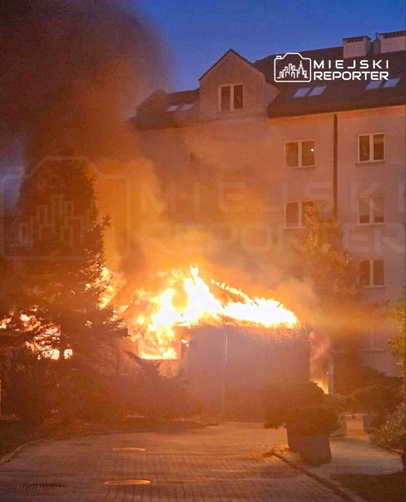 ochota da bir cop kulubesinde yangin bes itfaiye ekibi yanginla mucadele ediyordu 26463